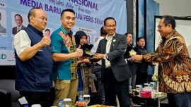 Ketua Umum SMSI Firdaus dan Sekjen SMSI Makali Kumar menyerahkan plakat kepada para narasumber Dialog Nasional Refleksi Akhir Tahun 2025 bertajuk “Media Baru Menuju Pers Sehat” di Hall Dewan Pers, Jakarta (Dok SMSI