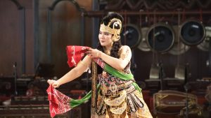 Umi Khulsum Ph.D, menarikan Tari Gunung Sari, tarian klasik gaya Surakarta