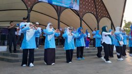 Ketua Tim Penggerak (TP) PKK Kota Depok Siti Barkah Hasanah atau yang akrab disapa Cing Ikah saat menghadiri kegiatan Depok Seru Semua yang berkolaborasi dengan Persatuan Seniman Komedi Indonesia (PaSKI) di Alun-alun Barat, Kecamatan Bojongsari, Minggu (26/7/2026).
